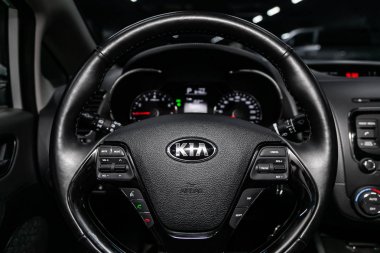 Novosibirsk, Rusya - 20 Mayıs 2019: Kia Cerato, gösterge panelinin yakın çekim, hız göstergesi, takometre ve direksiyon. Novosibirs bir otoparkta modern bir araba Fotoğraf
