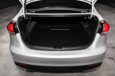 Novosibirsk, Rusya - 20 Mayıs 2019: Kia Cerato, bagaj botunun yakın çekim, ön görünüm. Novosibirs bir otoparkta modern bir araba Fotoğraf