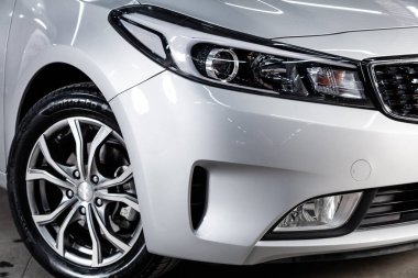 Novosibirsk, Rusya - 20 Mayıs 2019: Kia Cerato, farların yakın çekim. Novosibirs bir otoparkta modern bir araba Fotoğraf