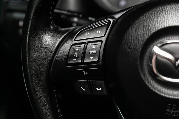 ノボシビルスク ロシア 2019年5月20日 マツダCx5 携帯電話の設定と音量ボタンを備えたマルチホイールのクローズアップ ノボシビルの駐車場で近代的な車の写真 — ストック写真