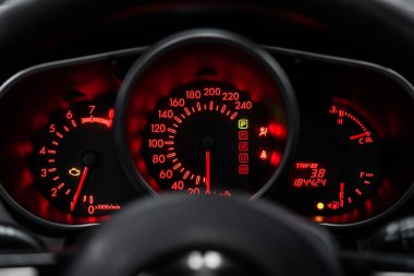 Novosibirsk, Rusya - 20 Mayıs 2019: Mazda Cx-7, gösterge panelinin yakın çekim, hız göstergesi ve takometre. Novosibirs bir otoparkta modern bir araba Fotoğraf