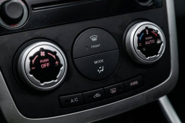 Novosibirsk, Rusya - 20 Mayıs 2019: Mazda Cx-7, gösterge panelinin yakın çekim, üfleyicinin ayarı, klima. Novosibirs bir otoparkta modern bir araba Fotoğraf