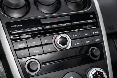 Novosibirsk, Rusya - 20 Mayıs 2019: Mazda Cx-7,panonun yakın çekim, üfleyicinin ayarı, klima, oyuncu. Novosibirs bir otoparkta modern bir araba Fotoğraf