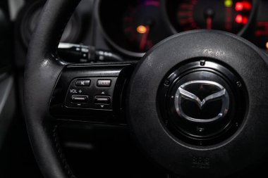 Novosibirsk, Rusya - 20 Mayıs 2019: Mazda Cx-7, telefon ayarı ve ses düğmeleri ile Multiwheel yakın çekim. Novosibirs bir otoparkta modern bir araba Fotoğraf