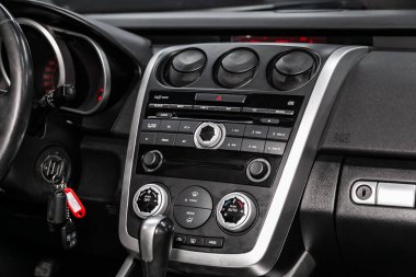 Novosibirsk, Rusya - 20 Mayıs 2019: Mazda Cx-7, gösterge panelinin yakın çekim, üfleyicinin ayarı, klima, oyuncu. Novosibirs bir otoparkta modern bir araba Fotoğraf