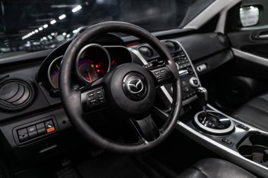 Novosibirsk, Rusya - 20 Mayıs 2019: Mazda Cx-7, gösterge panelinin yakın çekim, hız göstergesi, takometre ve direksiyon. Novosibirs bir otoparkta modern bir araba Fotoğraf