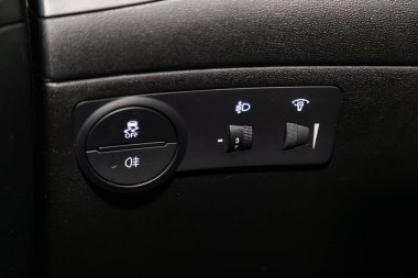 Novosibirsk, Rusya - 20 Mayıs 2019: Hyundai Genesis, far ve diğer ayarlama düğmelerinin yakın çekim. Novosibirs bir otoparkta modern bir araba Fotoğraf