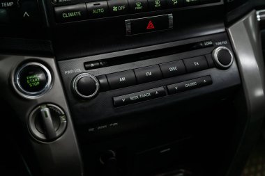 Novosibirsk, Rusya - 20 Mayıs 2019: Toyota Land Cruiser 200,pano yakın çekim, üfleyici ayarı, klima, oyuncu. Novosibirs bir otoparkta modern bir araba Fotoğraf