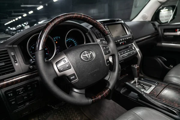 Novosibirsk Rusko Květen 2019 Toyota Land Cruiser 200 Zavírající Palubní — Stock fotografie