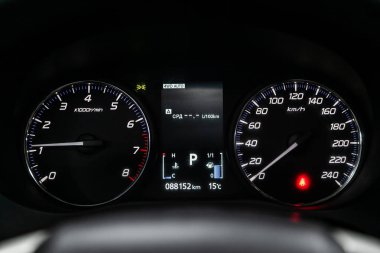 Novosibirsk, Rusya - 20 Mayıs 2019: Mitsubishi Outlander, gösterge panelinin yakın çekim, hız göstergesi ve takometre. Novosibirs bir otoparkta modern bir araba Fotoğraf