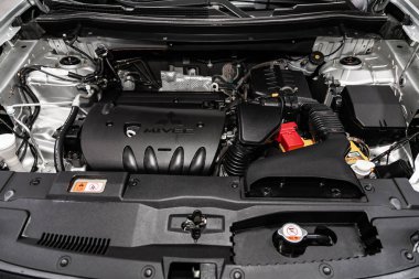 Novosibirsk, Rusya - 20 Mayıs 2019: Mitsubishi Outlander, motorun yakın çekim, ön görünüm. Novosibirs bir otoparkta modern bir araba Fotoğraf