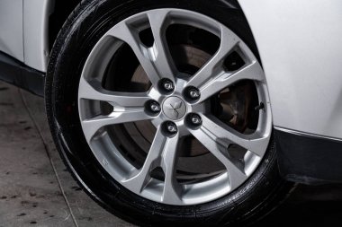 Novosibirsk, Rusya - 20 Mayıs 2019: Mitsubishi Outlander, direksiyonun yakın çekim. Novosibirs bir otoparkta modern bir araba Fotoğraf