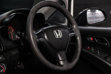 Novosibirsk, Rusya - 20 Mayıs 2019: Honda Partner, gösterge panelinin yakın çekim, hız göstergesi, takometre ve direksiyon. Novosibirs bir otoparkta modern bir araba Fotoğraf
