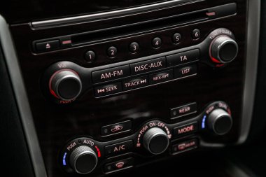 Novosibirsk, Rusya - 20 Mayıs 2019: Nissan Pathfinder, gösterge panelinin yakın çekim, üfleyicinin ayarı, klima, oyuncu. Novosibirs bir otoparkta modern bir araba Fotoğraf