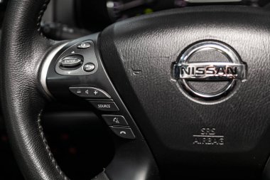 Novosibirsk, Rusya - 20 Mayıs 2019: Nissan Pathfinder, telefon ayarı ve ses düğmeleri ile Multiwheel yakın çekim. Novosibirs bir otoparkta modern bir araba Fotoğraf