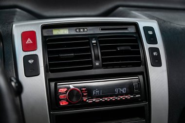 Novosibirsk, Rusya - 20 Mayıs 2019: Hyundai Tucson, pano yakın çekim, radyo, oyuncu. Novosibirs bir otoparkta modern bir araba Fotoğraf