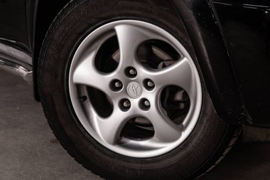 Novosibirsk, Rusya - 20 Mayıs 2019: Toyota Rav-4, tekerleğin yakın çekim. Novosibirs bir otoparkta modern bir araba Fotoğraf