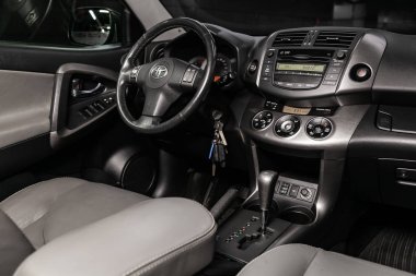 Novosibirsk, Rusya - 20 Mayıs 2019: Toyota Rav-4, gösterge panelinin yakın çekim, hız göstergesi, takometre, koltuk ve direksiyon. Novosibirs bir otoparkta modern bir araba Fotoğraf