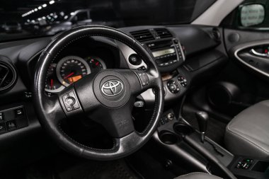 Novosibirsk, Rusya - 20 Mayıs 2019: Toyota Rav-4, gösterge panelinin yakın çekim, hız göstergesi, takometre ve direksiyon. Novosibirs bir otoparkta modern bir araba Fotoğraf