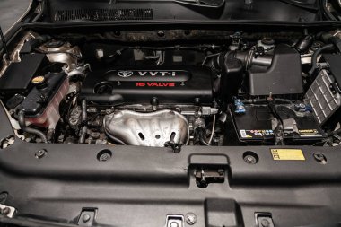 Novosibirsk, Rusya - 20 Mayıs 2019: Toyota Rav-4, motorun yakın çekim, ön görünüm. Novosibirs bir otoparkta modern bir araba Fotoğraf