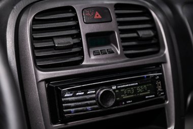Novosibirsk, Rusya - 20 Mayıs 2019: Hyundai Sonata, gösterge panelinin yakın çekim, üfleyicinin ayarı, radyo, oynatıcı. Novosibirs bir otoparkta modern bir araba Fotoğraf