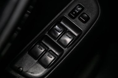 Aracın siyah iç yakın çekim: pano, üfleyici, klima, hızlandırıcı kolu ve diğer düğmelerin ayarı. 