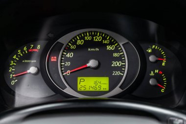  Otomobilin siyah ve kahverengi iç yakın çekim: deri arka koltuklar ve emniyet kemerleri . 