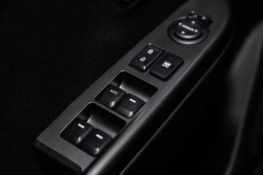  Otomobilin siyah ve kahverengi iç yakın çekim: deri arka koltuklar ve emniyet kemerleri . 