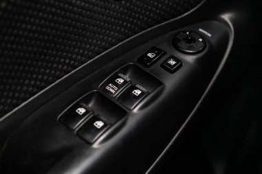  Otomobilin siyah ve kahverengi iç yakın çekim: deri arka koltuklar ve emniyet kemerleri . 