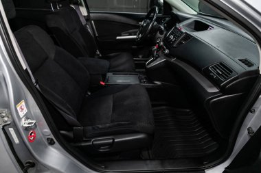 Novosibirsk, Rusya - 23 Mayıs 2019: Honda Cr-V, gösterge panelinin yakın çekim, hız göstergesi, takometre, siyah koltuklar ve direksiyon. Novosibirs bir otoparkta modern bir araba Fotoğraf