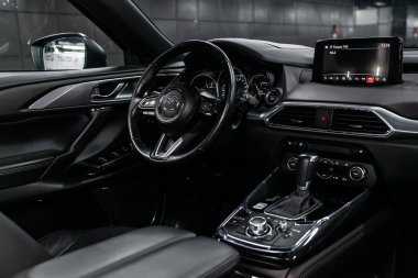 Novosibirsk, Rusya - 23 Mayıs 2019: Mazda Cx-9, gösterge panelinin yakın çekim, hız göstergesi, takometre, siyah deri koltuklar ve direksiyon simidi. Novosibirs bir otoparkta modern bir araba Fotoğraf