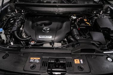 Novosibirsk, Rusya - 23 Mayıs 2019: Mazda Cx-9, motorun yakın çekim, ön görünüm. Novosibirs bir otoparkta modern bir araba Fotoğraf