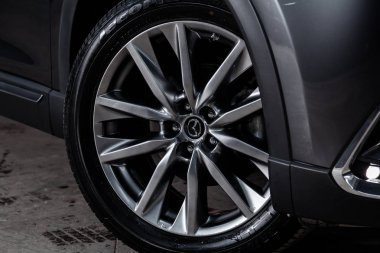 Novosibirsk, Rusya - 23 Mayıs 2019: Mazda Cx-9, tekerleğin yakın çekim. Novosibirs bir otoparkta modern bir araba Fotoğraf