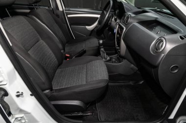 Novosibirsk, Rusya - 23 Mayıs 2019: Renault Duster, gösterge panelinin yakın çekim, hız göstergesi, takometre, siyah koltuklar ve direksiyon. Novosibirs bir otoparkta modern bir araba Fotoğraf