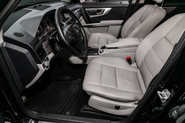 Novosibirsk, Rusya - 23 Mayıs 2019: Mercedes-Benz Glk sınıfı, gösterge panelinin yakın çekim, hız göstergesi, takometre, beyaz deri koltuklar ve direksiyon simidi. Novosibirs bir otoparkta modern bir araba Fotoğraf