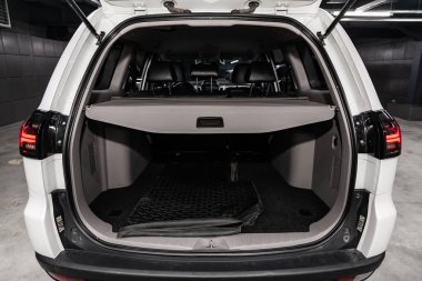 Novosibirsk, Rusya - 23 Mayıs 2019: Mitsubishi Pajero Sport, bagaj botunun yakın çekim, ön görünüm. Novosibirs bir otoparkta modern bir araba Fotoğraf