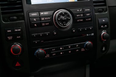 Novosibirsk, Rusya - 23 Mayıs 2019: Nissan Pathfinder, gösterge panelinin yakın çekim, üfleyicinin ayarı, klima, oyuncu. Novosibirs bir otoparkta modern bir araba Fotoğraf
