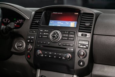 Novosibirsk, Rusya - 23 Mayıs 2019: Nissan Pathfinder, gösterge panelinin yakın çekim, üfleyici ayarı, klima, oyuncu . Novosibirs bir otoparkta modern bir araba Fotoğraf