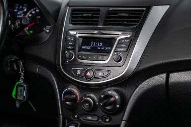 Novosibirsk, Rusya - 23 Mayıs 2019: Hyundai Solaris, gösterge panelinin yakın çekim, hız göstergesi, takometre ve direksiyon. Novosibirs bir otoparkta modern bir araba Fotoğraf