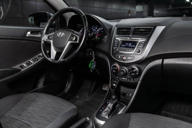 Novosibirsk, Rusya - 23 Mayıs 2019: Hyundai Solaris, gösterge panelinin yakın çekim, hız göstergesi, takometre, siyah koltuklar ve direksiyon. Novosibirs bir otoparkta modern bir araba Fotoğraf