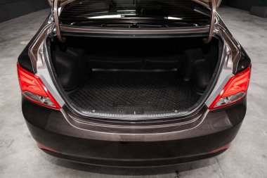 Novosibirsk, Rusya - 23 Mayıs 2019: Hyundai Solaris, bagaj botunun yakın çekim, ön görünüm. Novosibirs bir otoparkta modern bir araba Fotoğraf