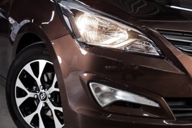 Novosibirsk, Rusya - 23 Mayıs 2019: Hyundai Solaris, far ve tekerleğin yakın çekim. Novosibirs bir otoparkta modern bir araba Fotoğraf