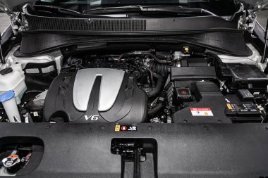 Novosibirsk, Rusya - 23 Mayıs 2019: Kia Sorento, motorun yakın çekim, ön görünüm. Novosibirs bir otoparkta modern bir araba Fotoğraf