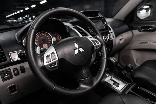 Novosibirsk Rusland Mei 2019 Mitsubishi Pajero Sport Close Van Het — Stockfoto