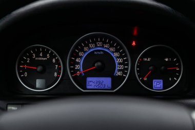Yeni spor otomobil hız göstergesi, gösterge paneli ve mavi arka ışık ve diğer düğmeleri ile takometre. 