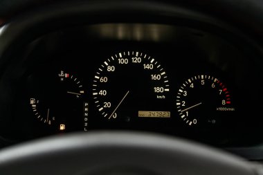 Yeni spor otomobil hız göstergesi, gösterge paneli ve beyaz arka ışık ve diğer düğmeleri ile takometre. 