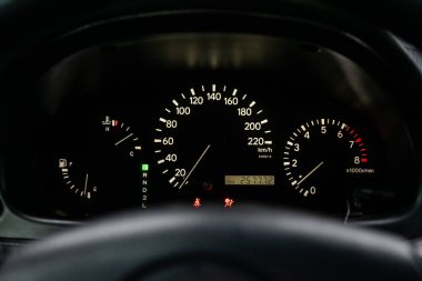 Yeni spor otomobil hız göstergesi, gösterge paneli ve beyaz arka ışık ve diğer düğmeleri ile takometre. 