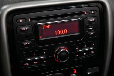 Fonksiyon düğmeleri ile araç ortam kontrol düğmesi, çalar, arabada radyo 