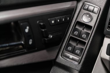 Modern arabanın iç tasarımı: pencere ayarı düğmeleri, kapı kilidi. lüks prestij araba iç.