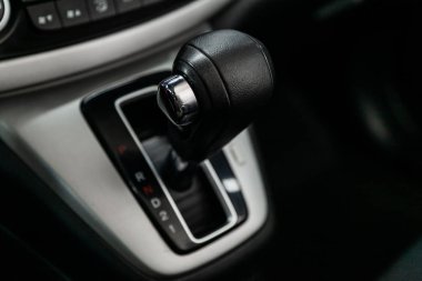 hızlandırıcı kolu ve düğmeleri yakın çekim. araba otomatik şanzıman dişli , araba iç 